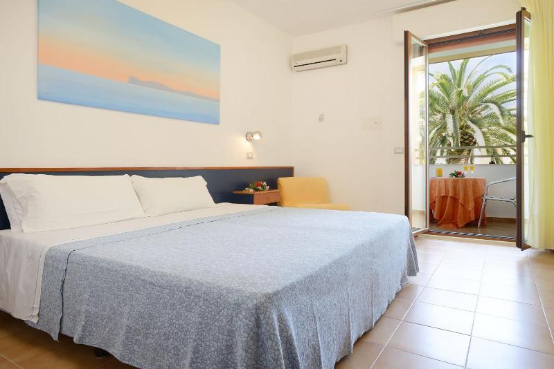 Economy Triple Room image 1
