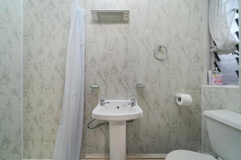 Basic Double Room with Shared Bathroom image 4