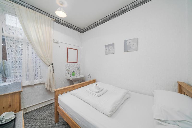 Basic Double Room with Shared Bathroom image 3