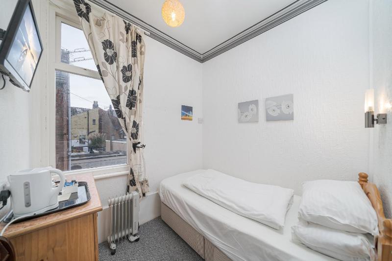 Basic Double Room with Shared Bathroom image 1