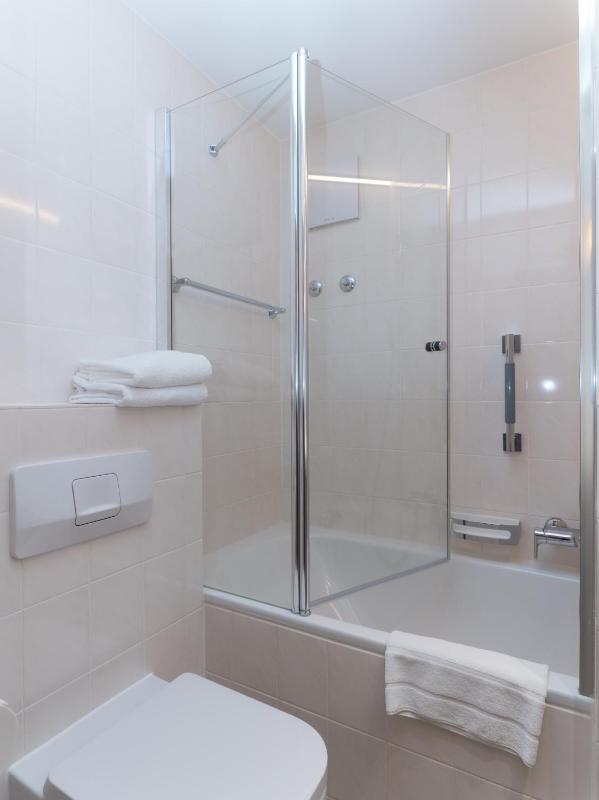 One-Bedroom Apartment with Lake View - East Side image 1
