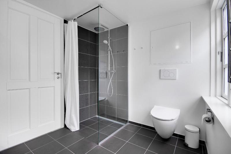 Regent 3 - Popular 3-Bdr Apt with Balcony in Centre - image 11
