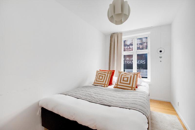 Regent 3 - Popular 3-Bdr Apt with Balcony in Centre - image 3