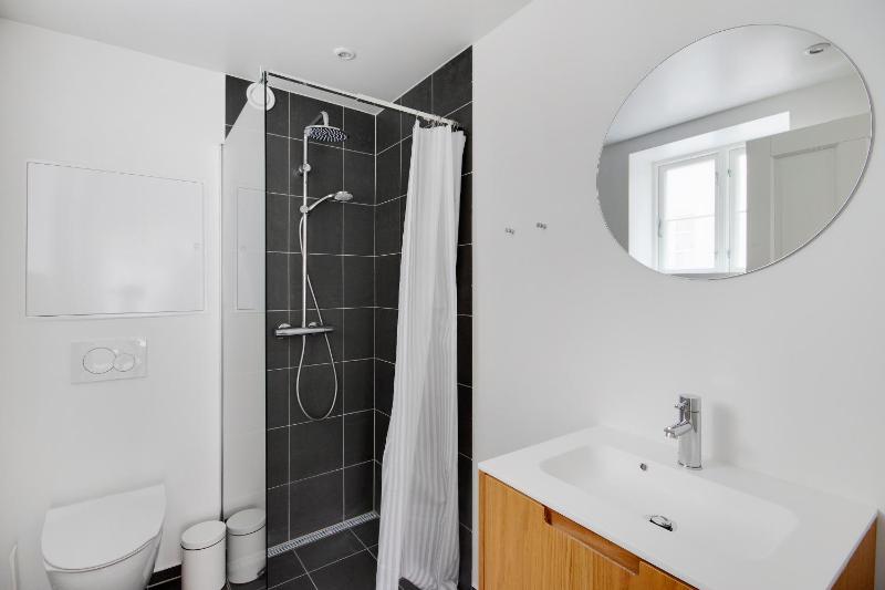 Regent 3 - Popular 3-Bdr Apt with Balcony in Centre - image 10