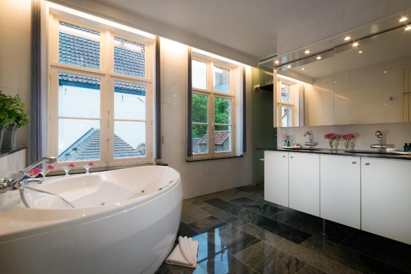 Luxury Suite with Canal View image 3