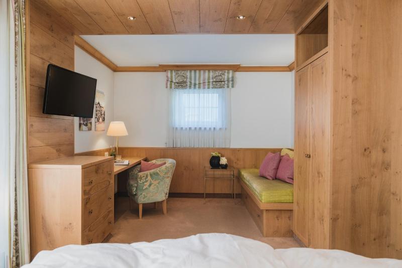 Deluxe Double Room with Bath image 3