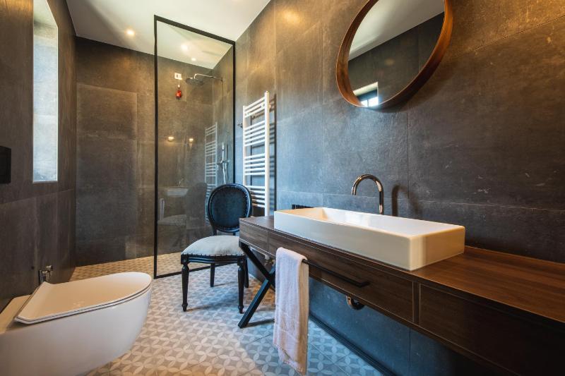 Deluxe Suite with Sea View image 3