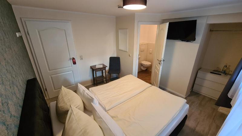 Small Double Room image 3