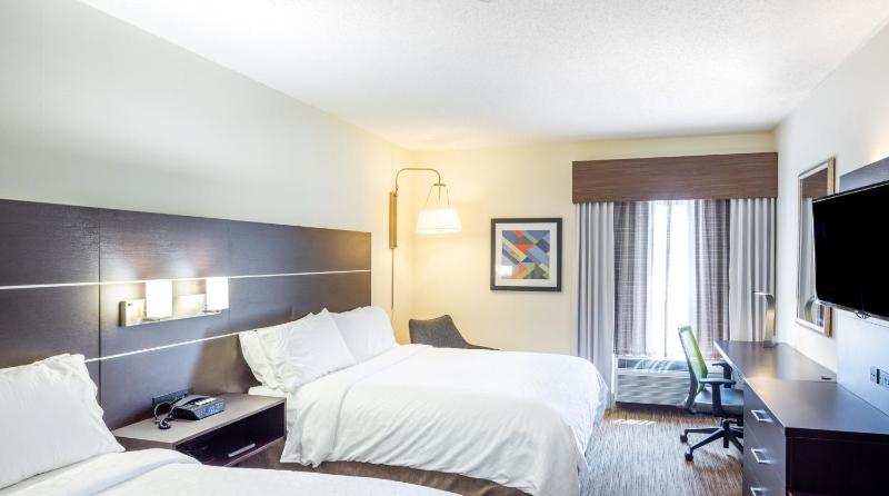 Standard Queen Room with Two Queen Beds image 2