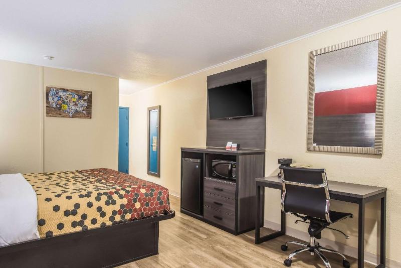 Deluxe King Room - Non-Smoking image 3