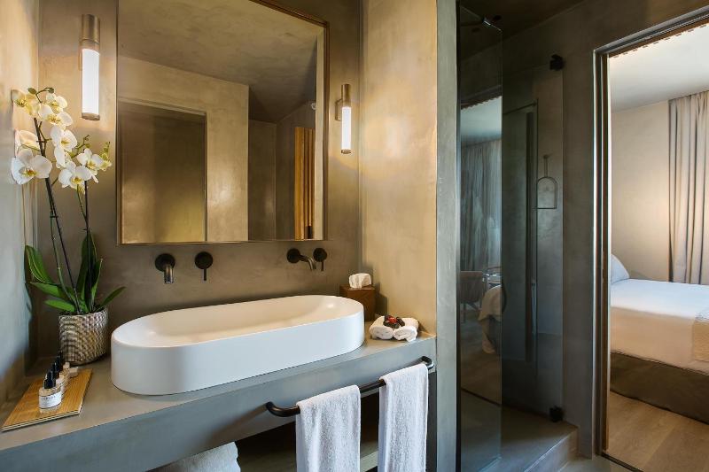 Premium Double Room image 3