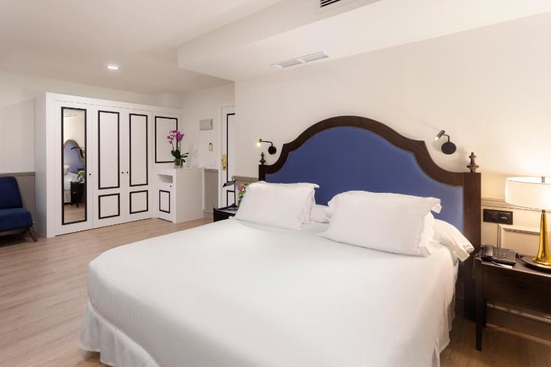 Triple Room (2 Adults + 1 Child) image 2