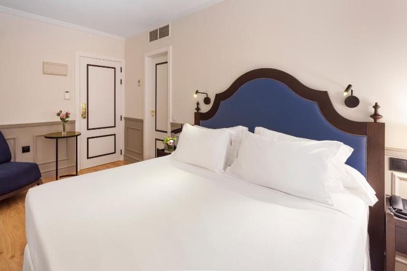 Double or Twin Room image 4
