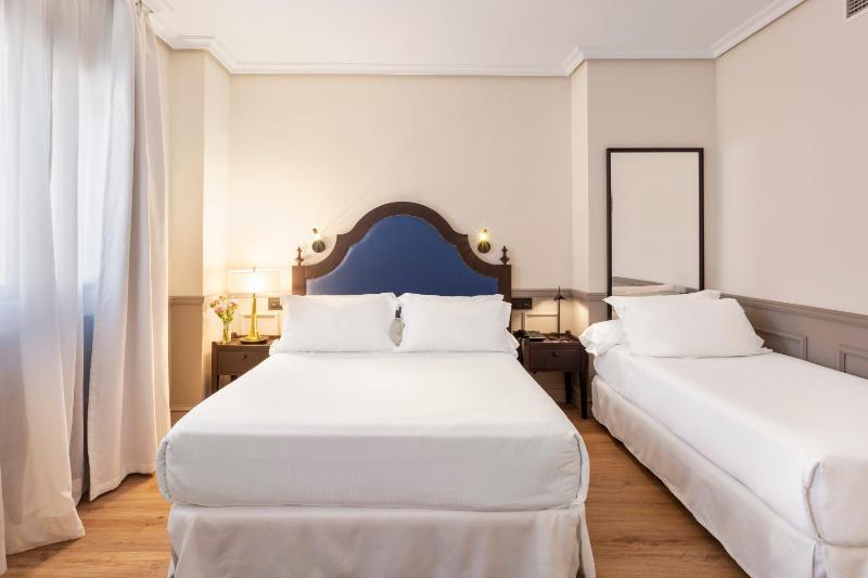 Triple Room (2 Adults + 1 Child) image 1