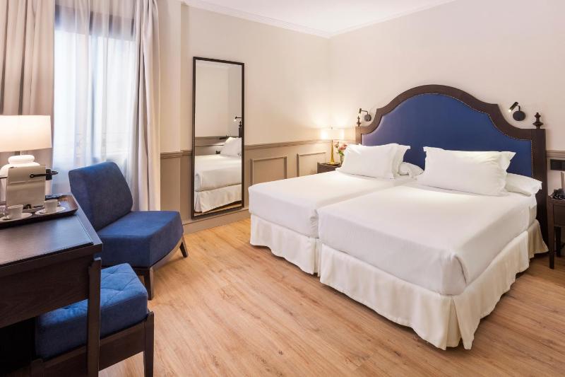 Twin Room with Patio View image 3