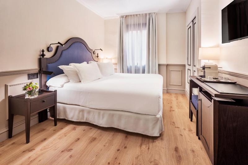 Double or Twin Room image 3