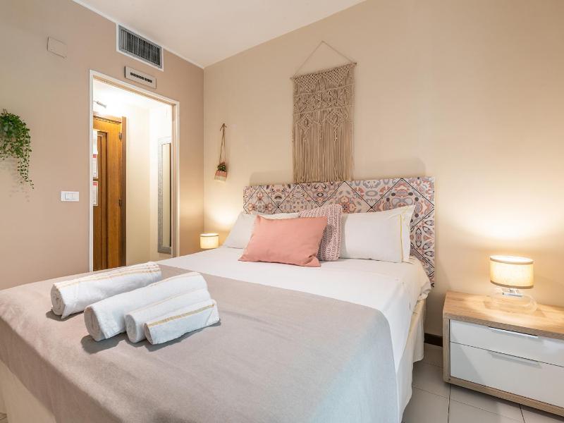 Superior Double Room with Balcony image 1