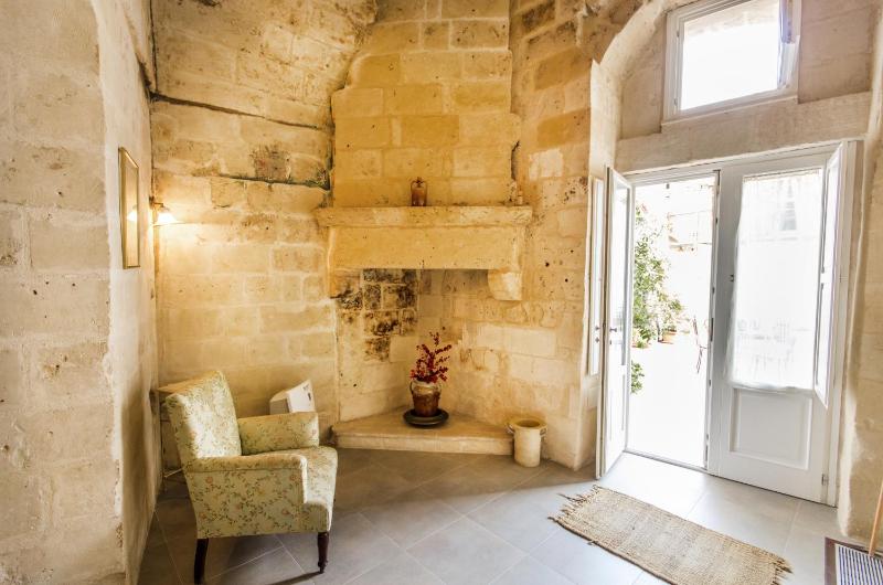 Deluxe Suite with Spa Bath image 3
