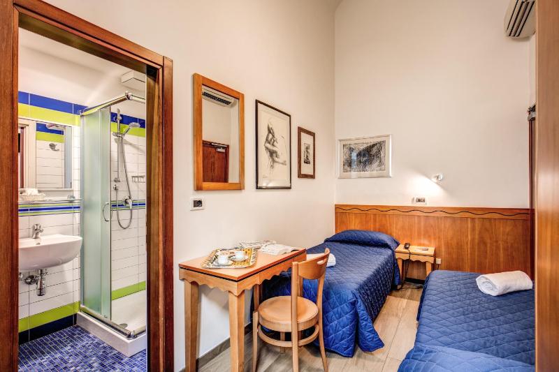 Economy Twin Room image 1