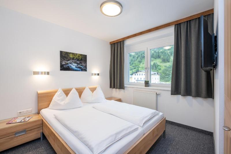 One-Bedroom Apartment image 2