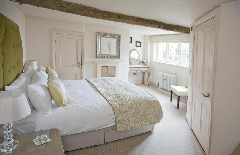 Standard Double Room image 4