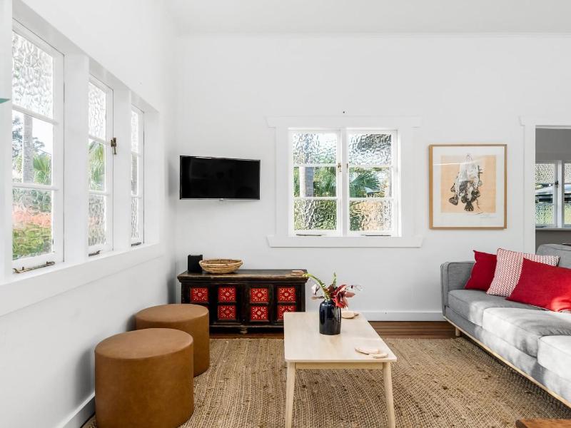 Alkira - Boutique cottage - Walk to Clarkes Beach - image 16
