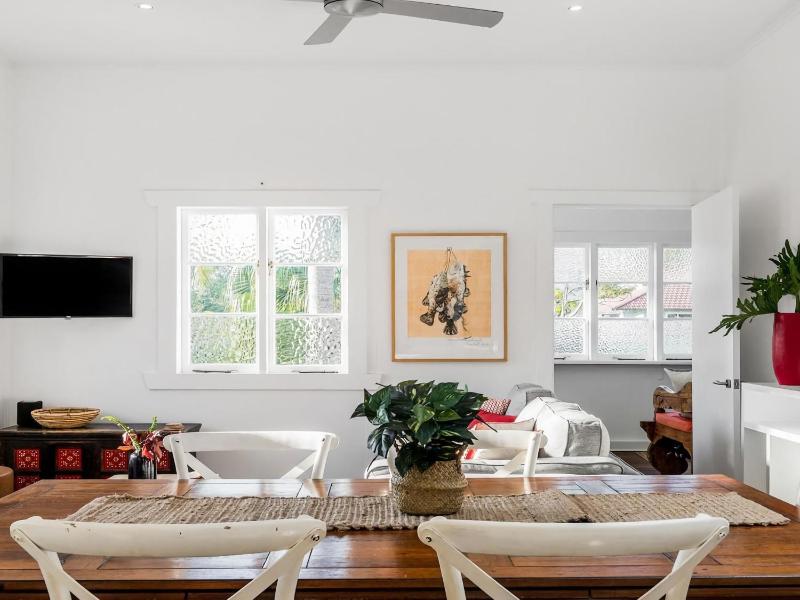 Alkira - Boutique cottage - Walk to Clarkes Beach - image 11