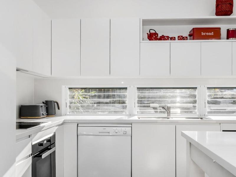 Alkira - Boutique cottage - Walk to Clarkes Beach - image 6