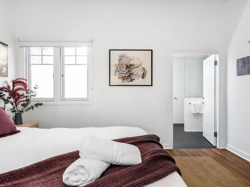 Alkira - Boutique cottage - Walk to Clarkes Beach - image 12