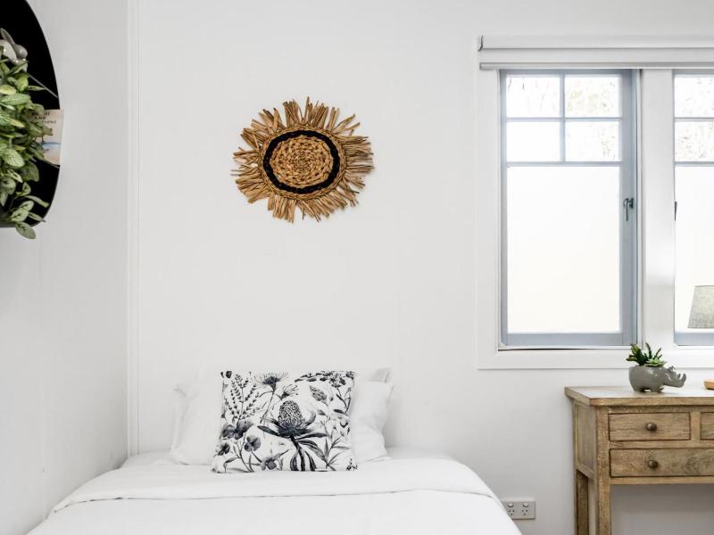 Alkira - Boutique cottage - Walk to Clarkes Beach - image 3