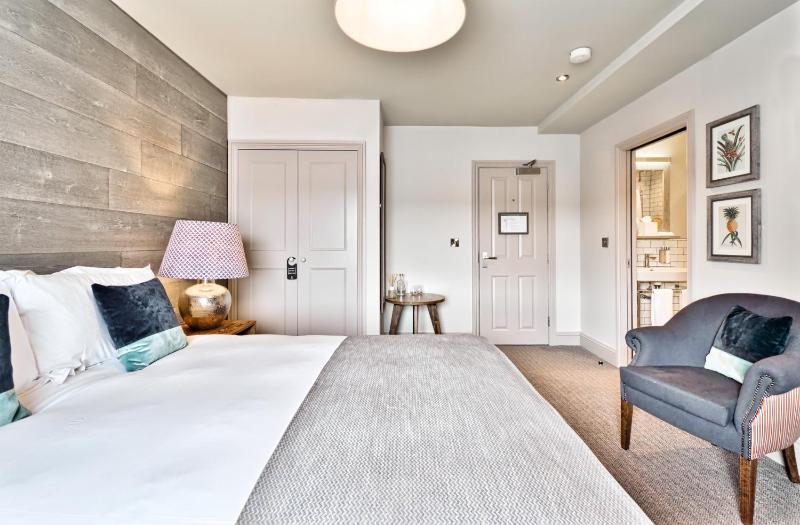 Standard Double Room image 3