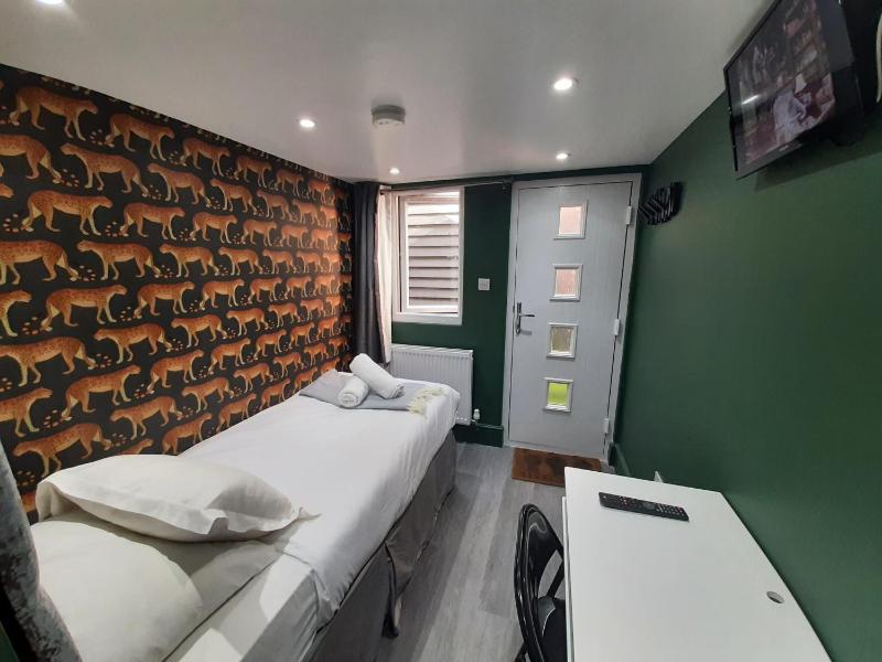 Single Room with Garden View image 3