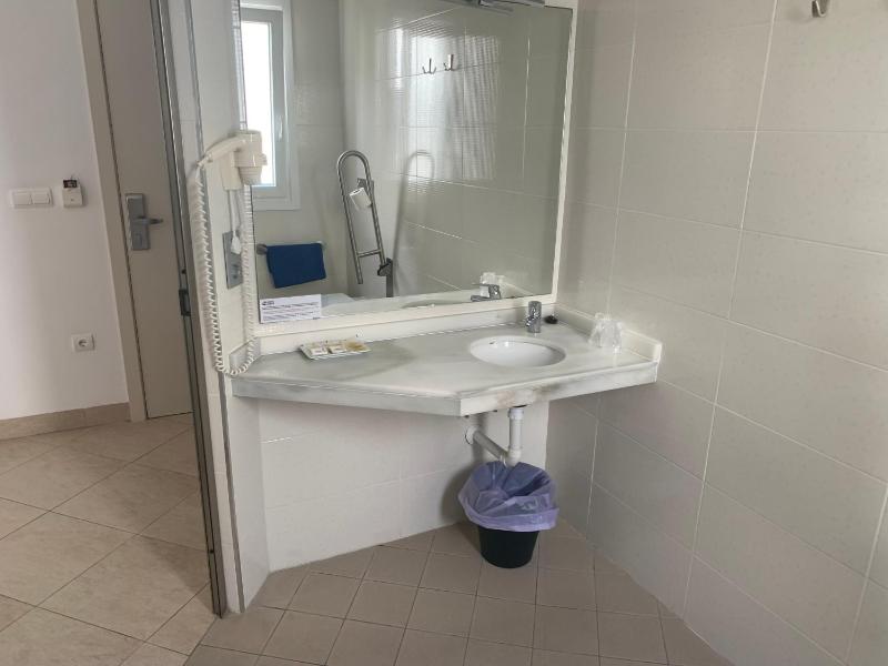 Twin Room - Disability Access image 4