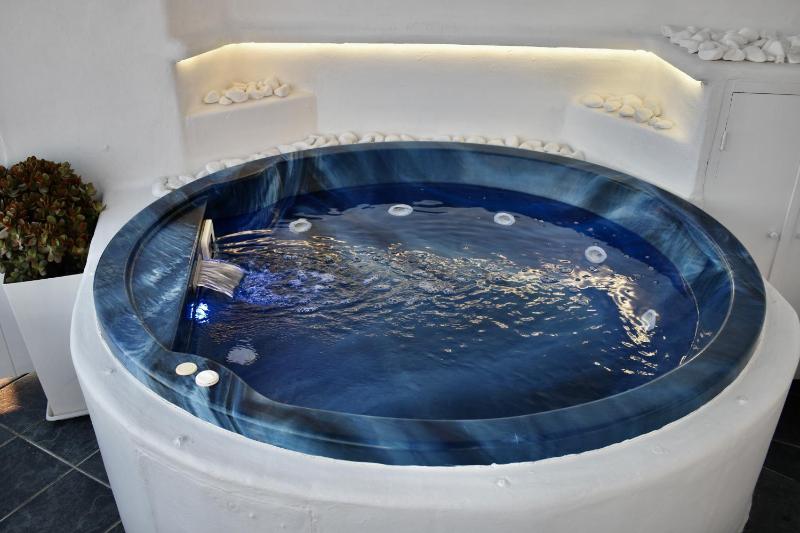 Meltemi Junior Suite Sea View Indoor & Outdoor Jetted Tubs image 4