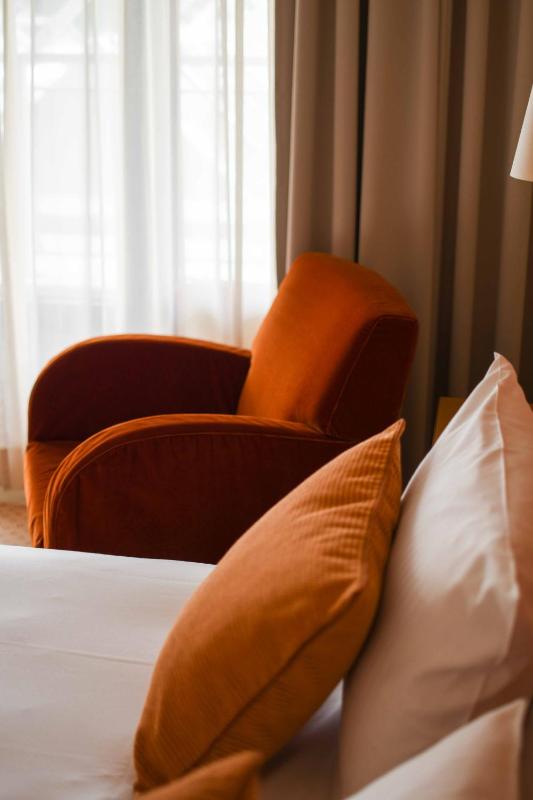 Twin Room with Bath image 3