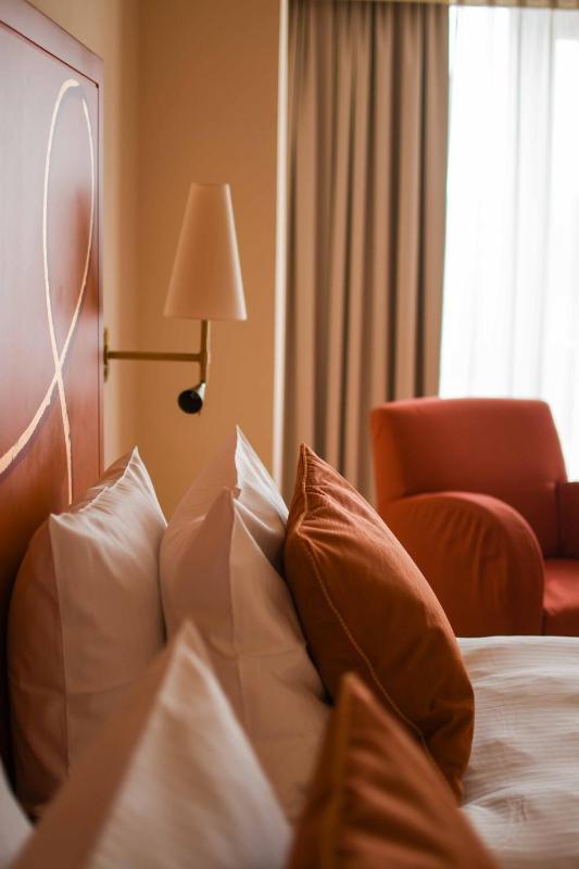 Twin Room with Bath image 4