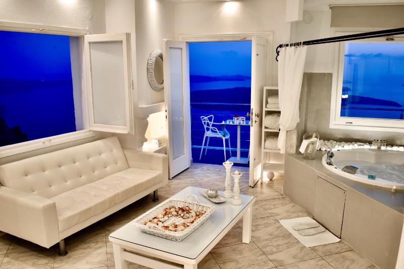 Aegeo Honeymoon Suite Sea View & Indoor Jetted Tub image 2