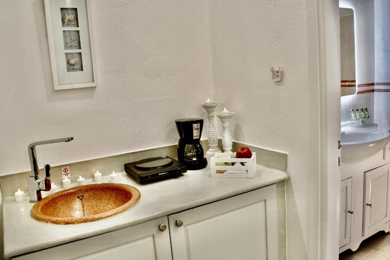 Aegeo Honeymoon Suite Sea View & Indoor Jetted Tub image 3