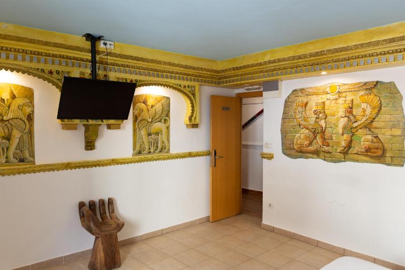 Quadruple Room with Private Bathroom image 3