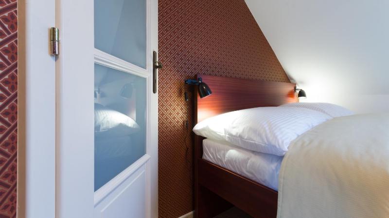 Single Room image 3