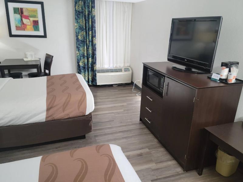 Double Room with Two Double Beds - Non-Smoking image 4