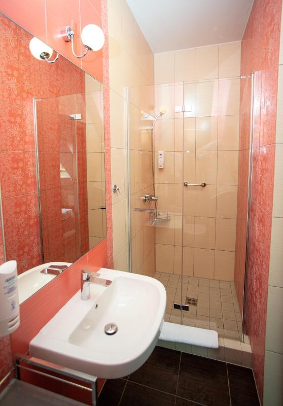 Twin Room image 2