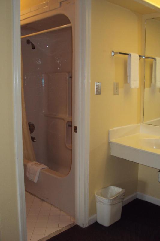 King Suite - Non-Smoking image 4