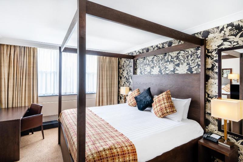 Superior Suite with Lake View image 4