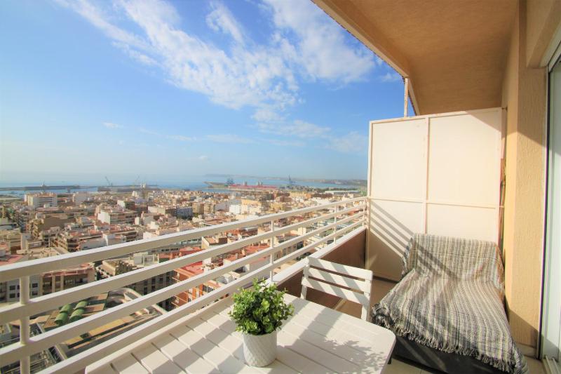 Estudio CasaTuris en planta 18 en pleno centro de Alicante A106 - image 6