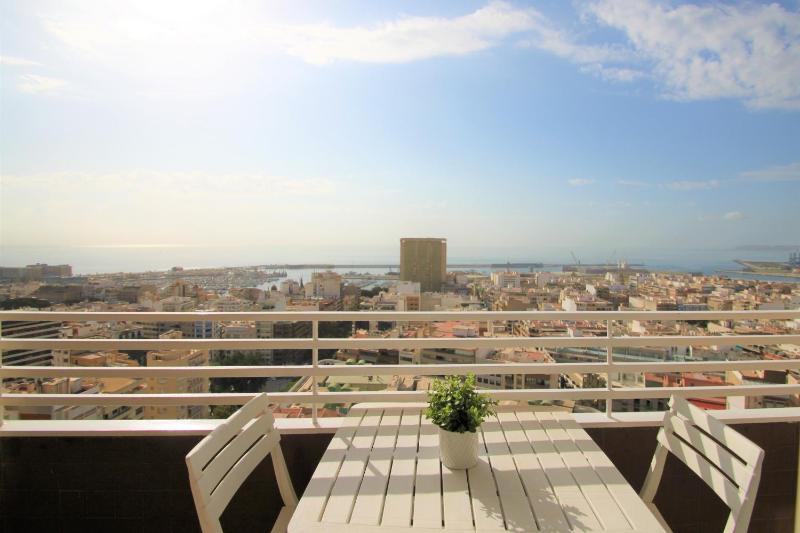 Estudio CasaTuris en planta 18 en pleno centro de Alicante A106 - image 9