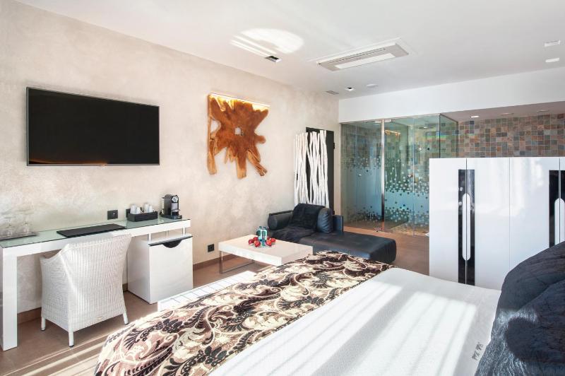 Special Offer - Suite with Jacuzzi® Private Garden and Massage image 4