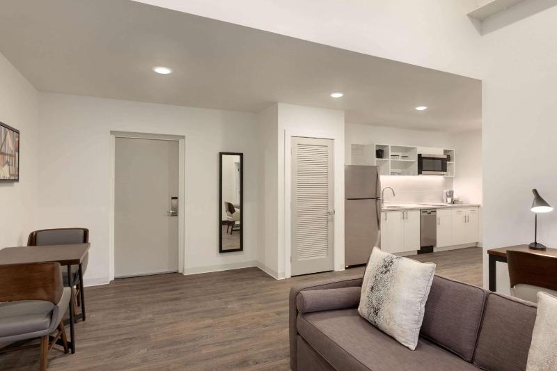 1 King Bed, Kitchenette, Deluxe Room image 4
