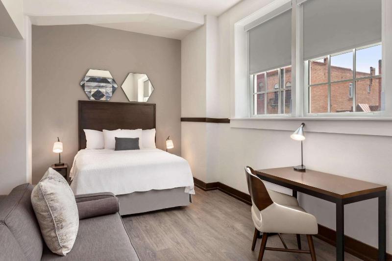 1 King Bed, Mobility/Hearing Impaired Accessible Room, Kitchenette image 4