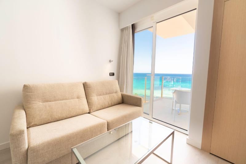Junior Suite Lateral Sea View image 3